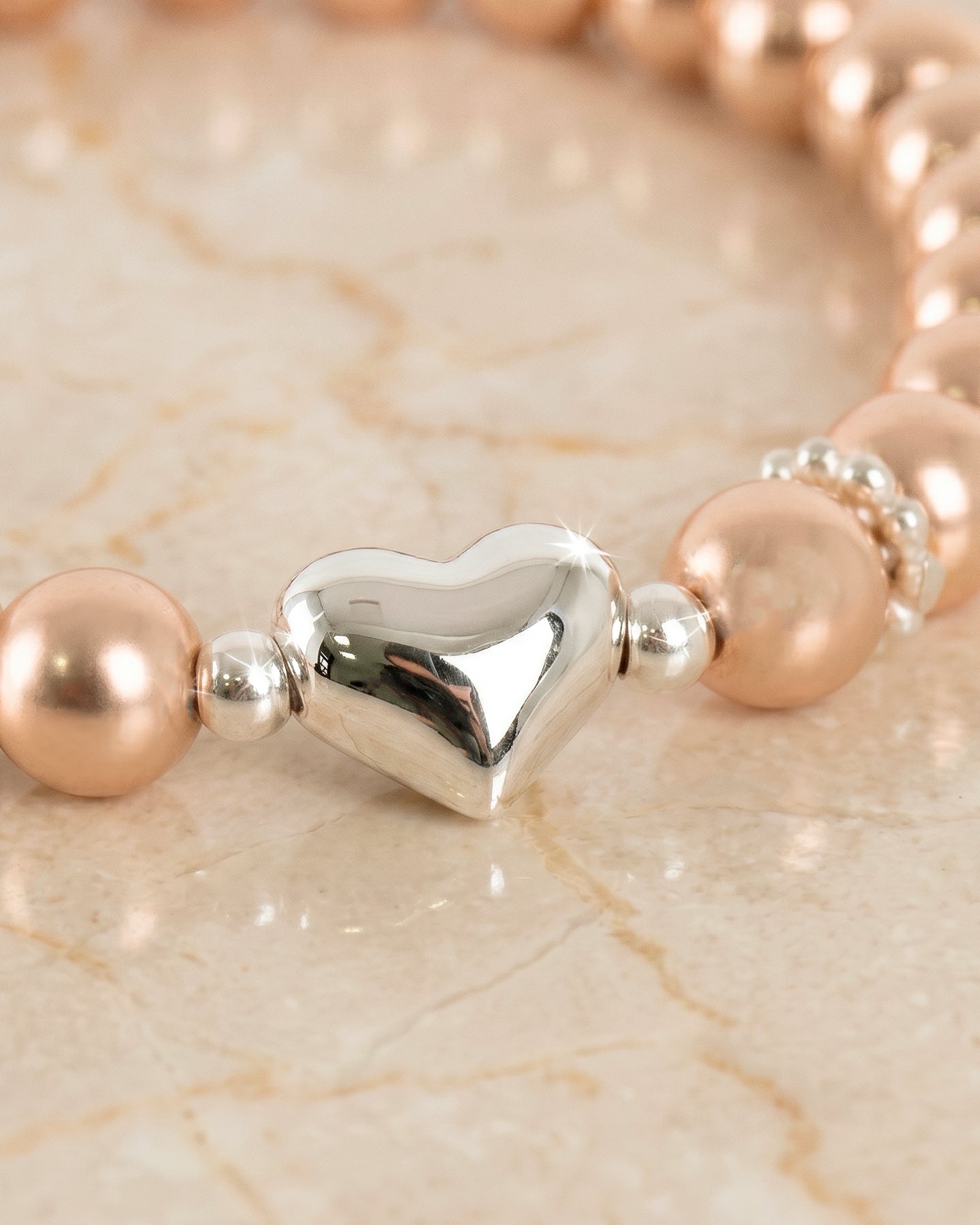 Pulsera con detalles en plata y cuentas AMOR INFINITO 2