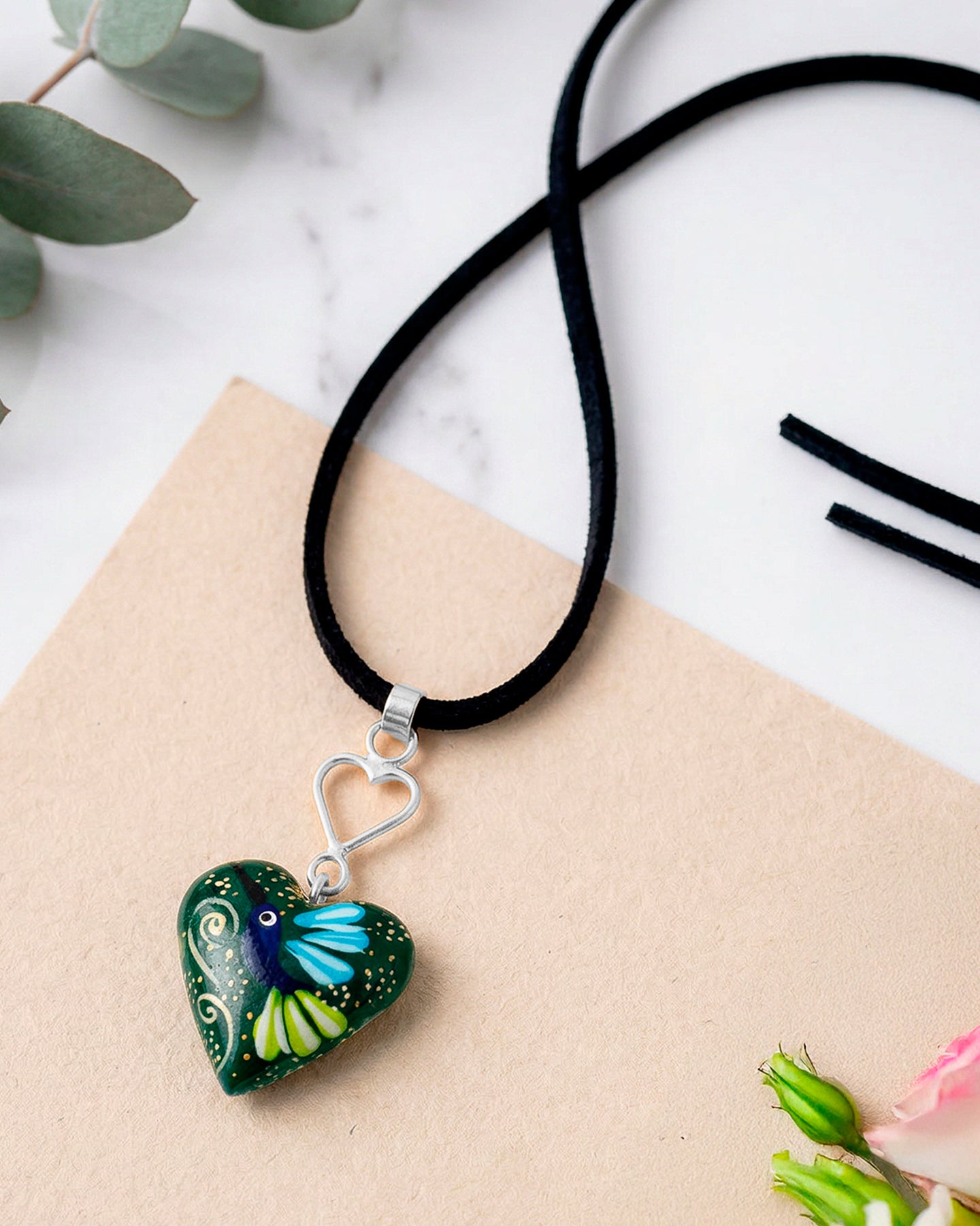 Dije Corazón Madera y Plata Correa Gamuza Negra