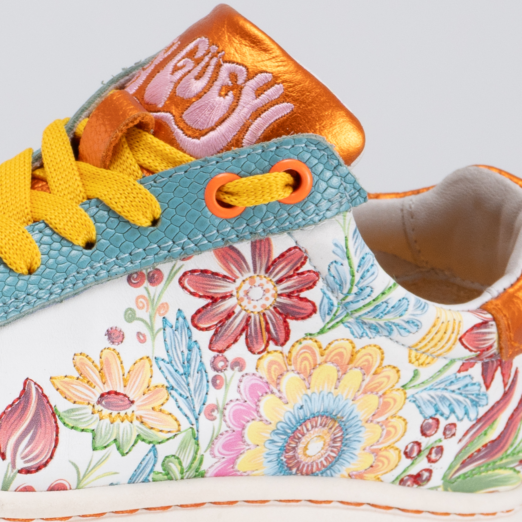 Tenis de piel para mujer con bordados laterales y suela sintética - Modelo MANDARINA