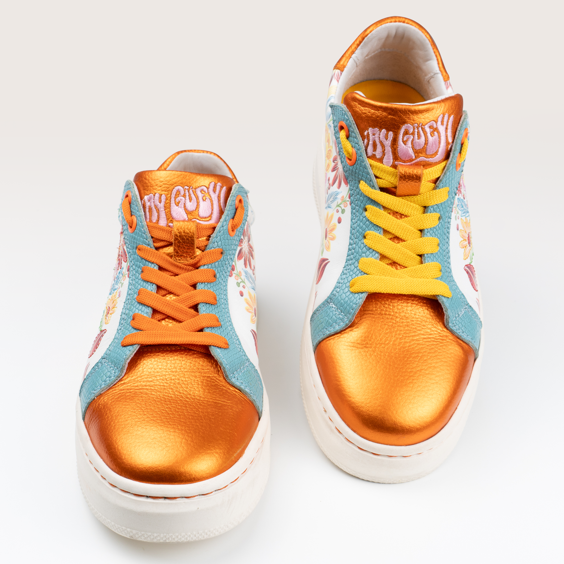 Tenis de piel para mujer con bordados laterales y suela sintética - Modelo MANDARINA