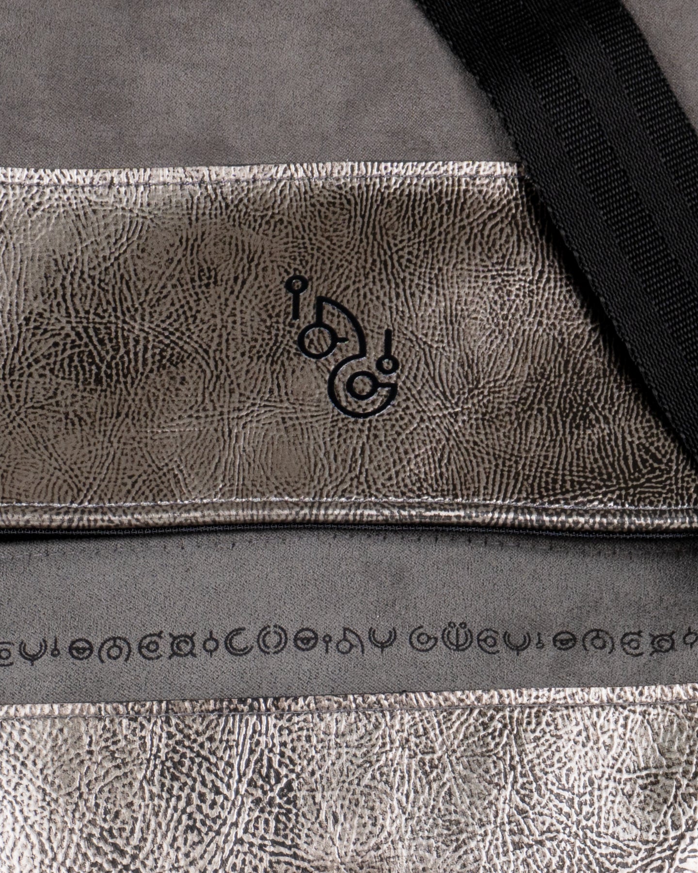 Mochila mensajera Aeris Emblema ALIEN FORCE