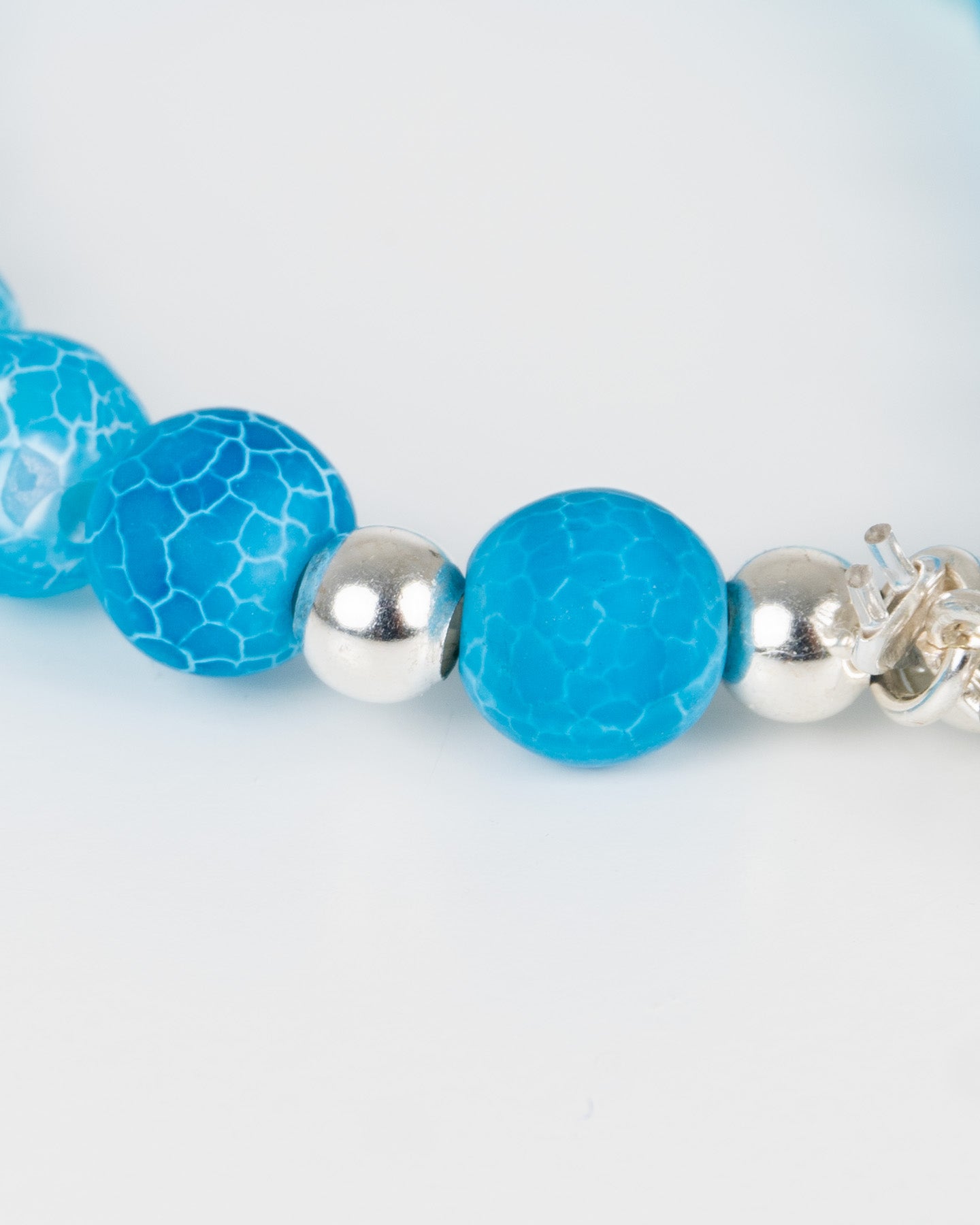 Pulsera con dije de ajolote en tonos azules