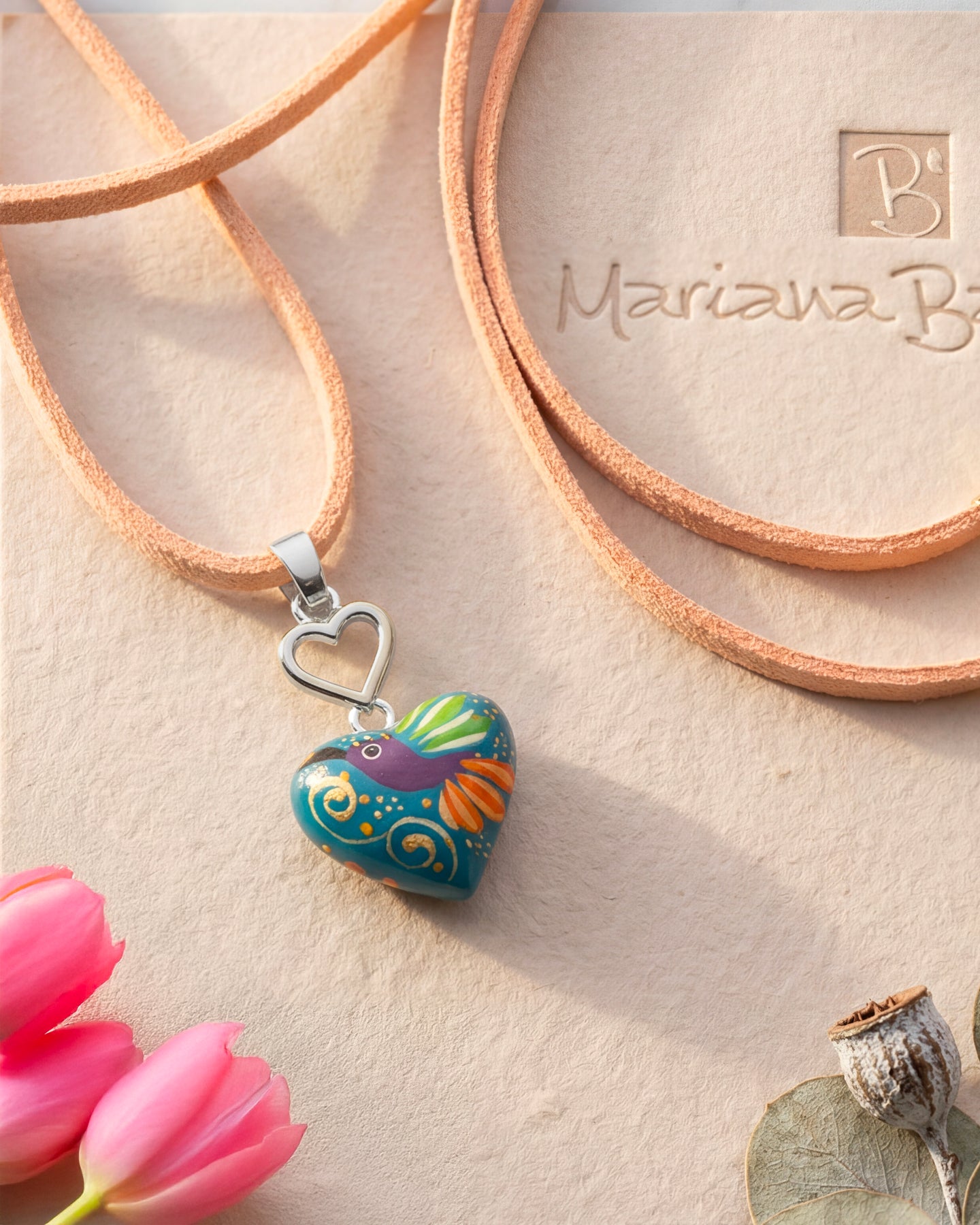 Dije Corazón Madera y Plata Correa Gamuza Naranja